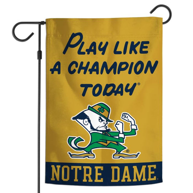 Bandera de jardín de Notre Dame Fighting Irish JUEGA HOY COMO UN CAMPEÓN 12" x 18"