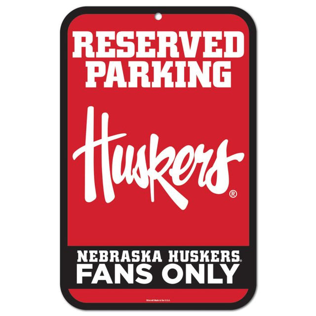 Letrero de plástico de estacionamiento reservado de los Nebraska Cornhuskers de 11" x 17"