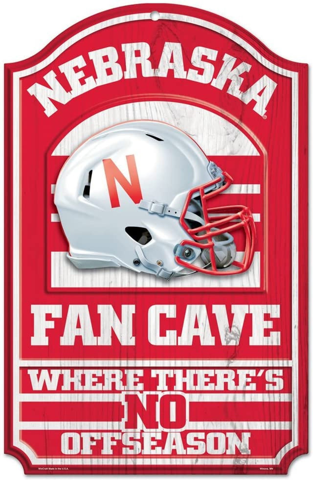 Letrero de madera de 11 x 17 de los Nebraska Cornhuskers en forma de cueva