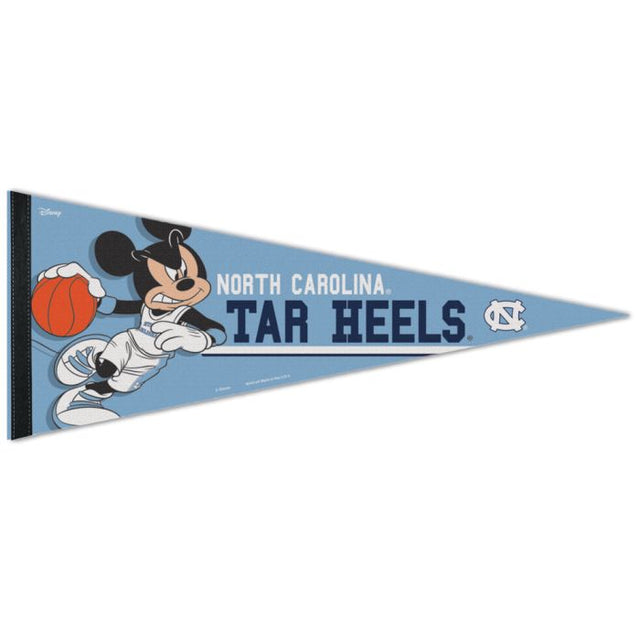 Banderín premium de DISNEY MICKEY MOUSE BASKETBALL de North Carolina Tar Heels/Disney de 12" x 30"