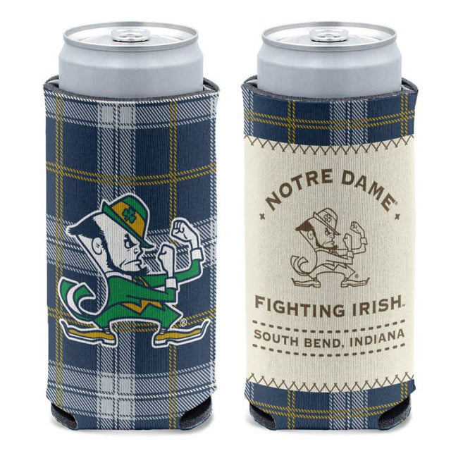 Enfriador de latas delgado de 12 oz con cuadros azules de Notre Dame Fighting Irish