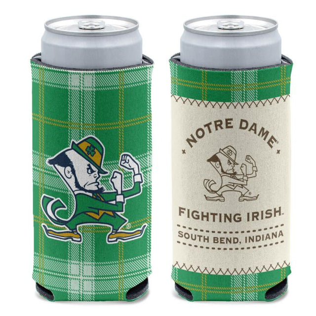 Enfriador de latas delgado de 12 oz con cuadros verdes de Notre Dame Fighting Irish