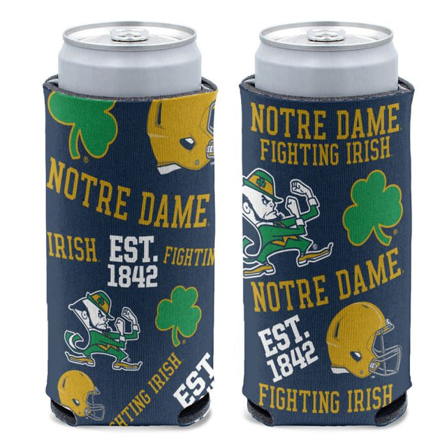 Enfriador de latas delgado de 12 oz con motivo de Notre Dame Fighting Irish SCATTERPRINT