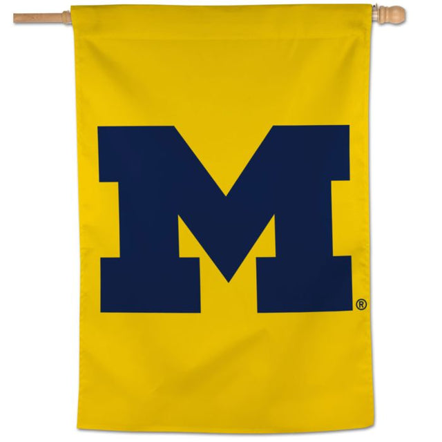 Bandera vertical de Michigan Wolverines en color alternativo amarillo de 28" x 40"