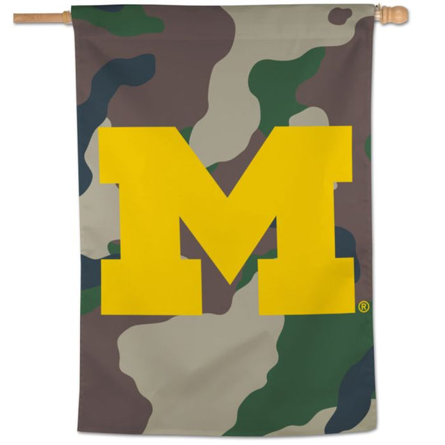 Bandera vertical con diseño de camuflaje de los Wolverines de Michigan, 28" x 40"