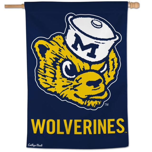 Bandera vertical retro de los Wolverines de Michigan/College Vault de 28" x 40"