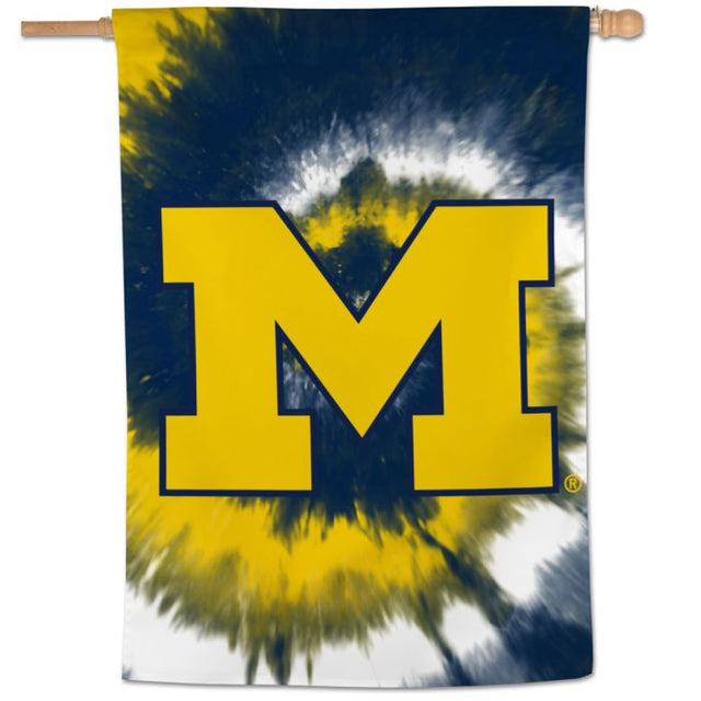 Bandera vertical teñida con efecto tie dye de los Wolverines de Michigan, 28" x 40"