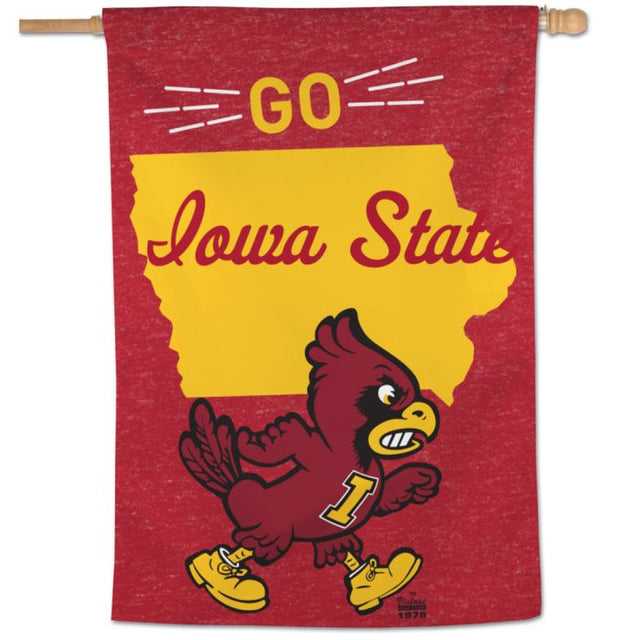 Bandera vertical de Iowa State Cyclones / Vintage Collegiate con logotipo VINTAGE y forma del estado, 28" x 40"