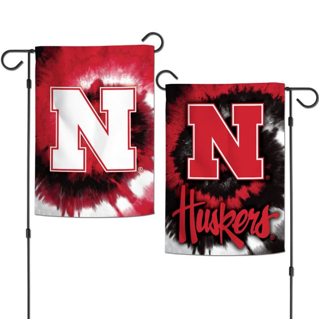 Banderas de jardín TIE DYE de Nebraska Cornhuskers, de 2 lados, 12,5" x 18"