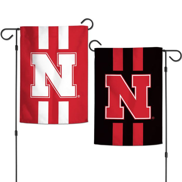 Banderas de jardín con rayas verticales de Nebraska Cornhuskers, 2 lados, 12,5" x 18"