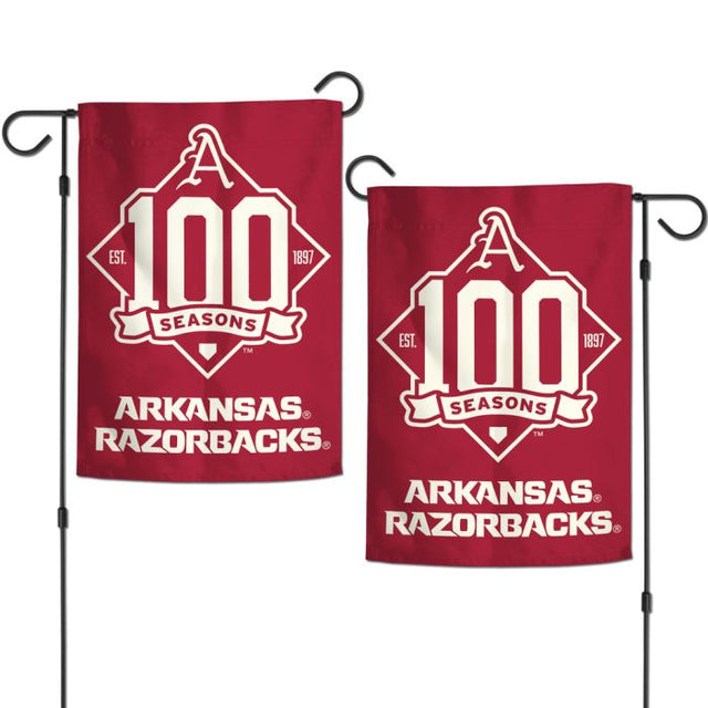 Banderas de jardín de 2 lados de los Arkansas Razorbacks, BÉISBOL DE ARKANSAS 100 TEMPORADAS CARDENAL