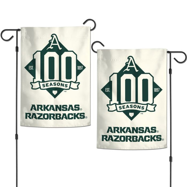 Banderas de jardín de 2 lados CREMA de los Arkansas Razorbacks con el lema "100 temporadas de béisbol de Arkansas"