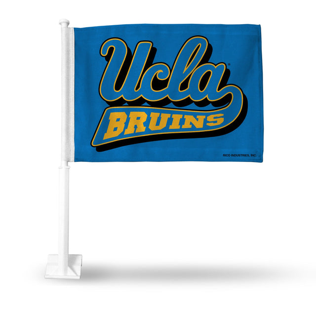 Coche con la bandera de los Bruins de UCLA