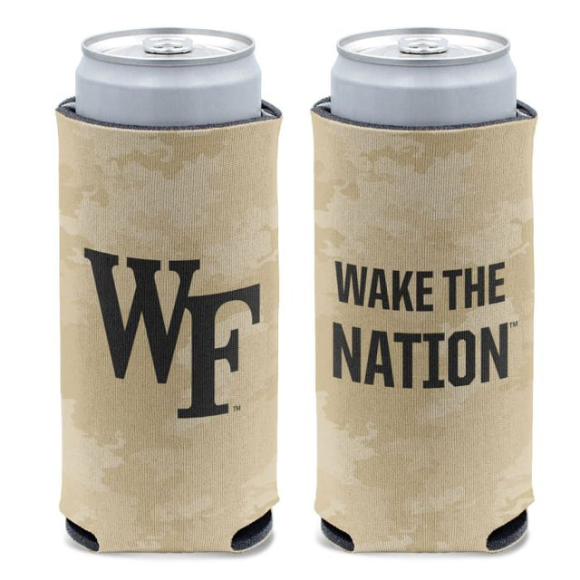 Enfriador de latas delgado de 12 oz con el logo de TEAM COLOR CAMO de los Demon Deacons de Wake Forest