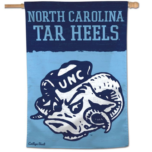 Bandera vertical de los Tar Heels de Carolina del Norte/College Vault de 28" x 40"