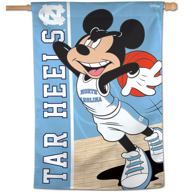 Bandera vertical de baloncesto de Mickey Mouse de los Tar Heels de Carolina del Norte/Disney de 28" x 40"