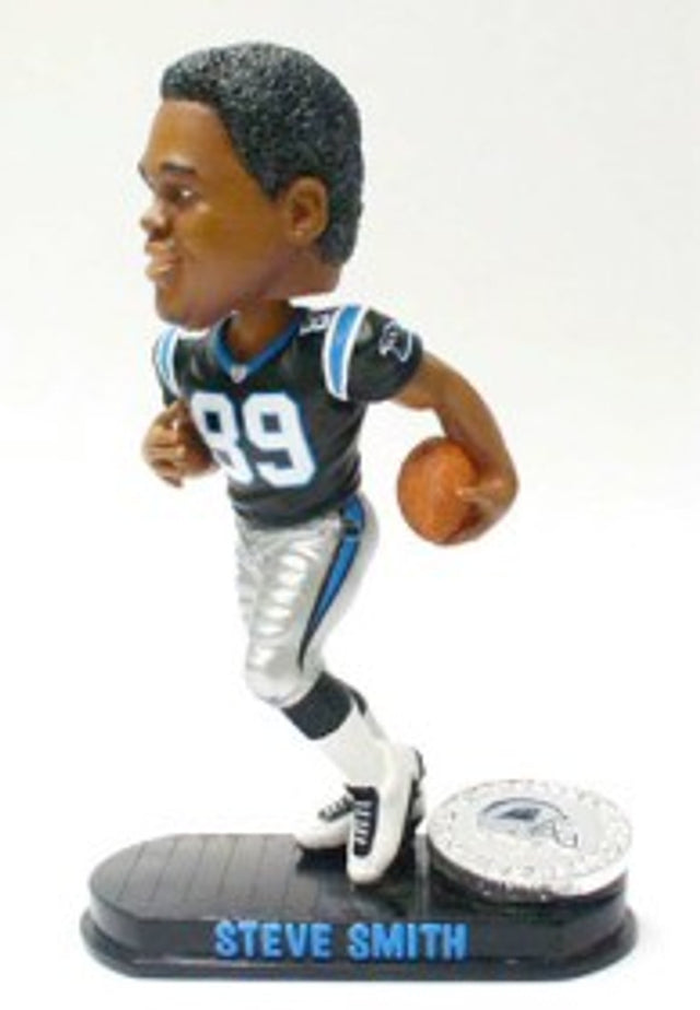 Figura cabezón con base negra de Steve Smith Forever Collectibles de los Carolina Panthers