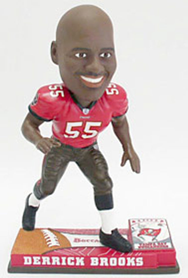 Muñeco cabezón coleccionable Forever Collectibles de Derrick Brooks de los Tampa Bay Buccaneers en el campo CO