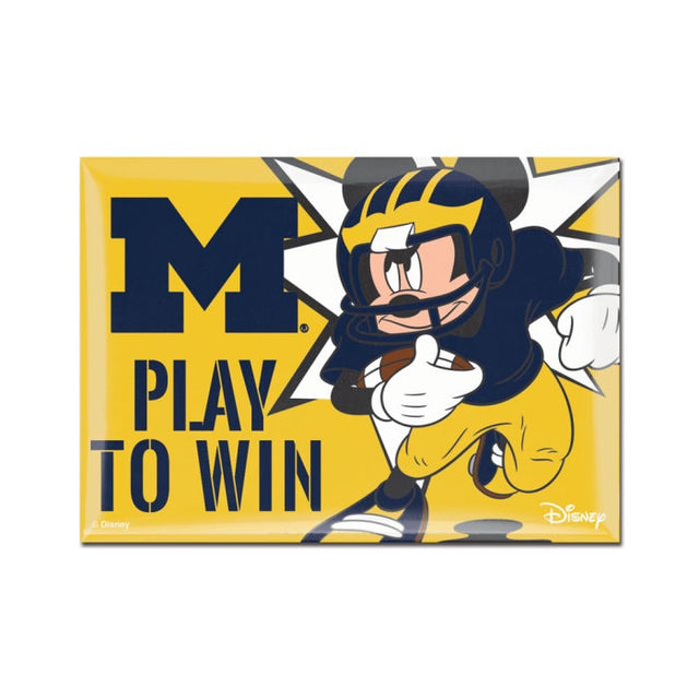 Imán de metal de 2,5" x 3,5" de la marca Michigan Wolverines/Disney MICKEY MOUSE FOOTBALL