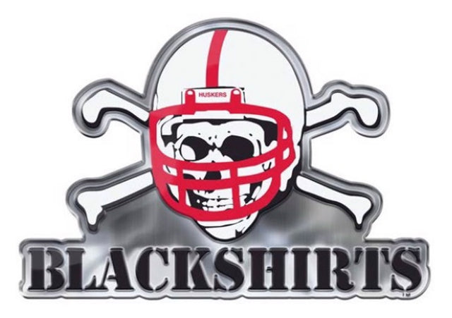 Camisetas negras con el emblema del auto de los Nebraska Cornhuskers