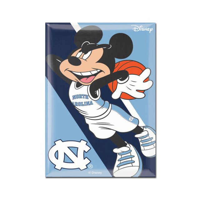 Imán de metal de 2,5" x 3,5" de North Carolina Tar Heels / Disney MICKEY MOUSE BALONCESTO