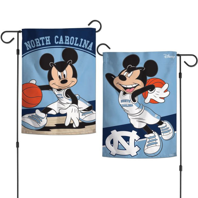 Banderas de jardín de baloncesto de Mickey Mouse de Disney y Tar Heels de Carolina del Norte, de 2 lados, 12,5" x 18"