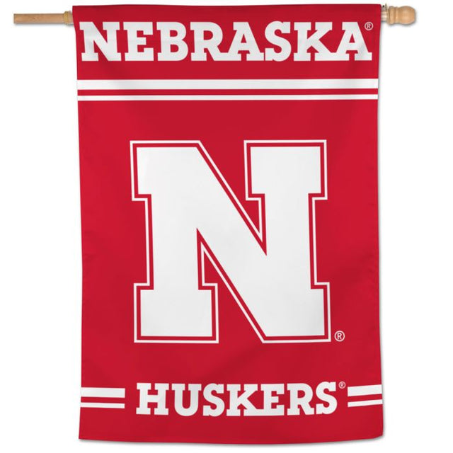 Bandera vertical de los Nebraska Cornhuskers de 28" x 40"