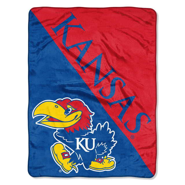 Manta de los Kansas Jayhawks de 46 x 60, diseño de microraschel en semitono enrollada