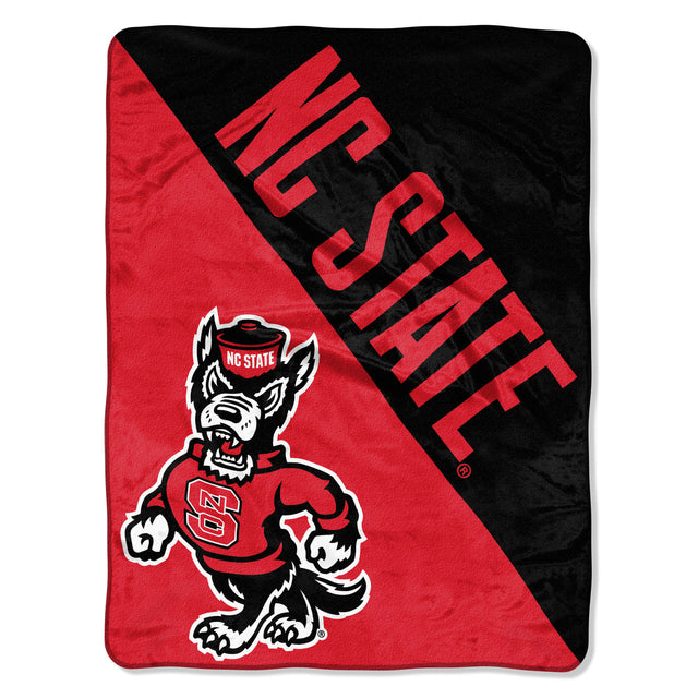 Manta North Carolina State Wolfpack de 46 x 60 con diseño de microraschel en semitono enrollada