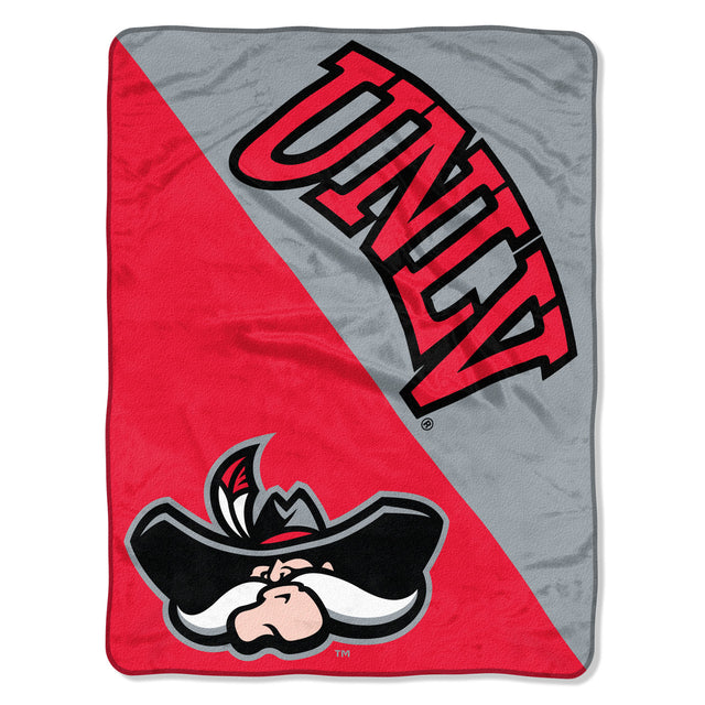 Manta UNLV Runnin' Rebels de 46 x 60 con diseño de microraschel en semitono enrollada