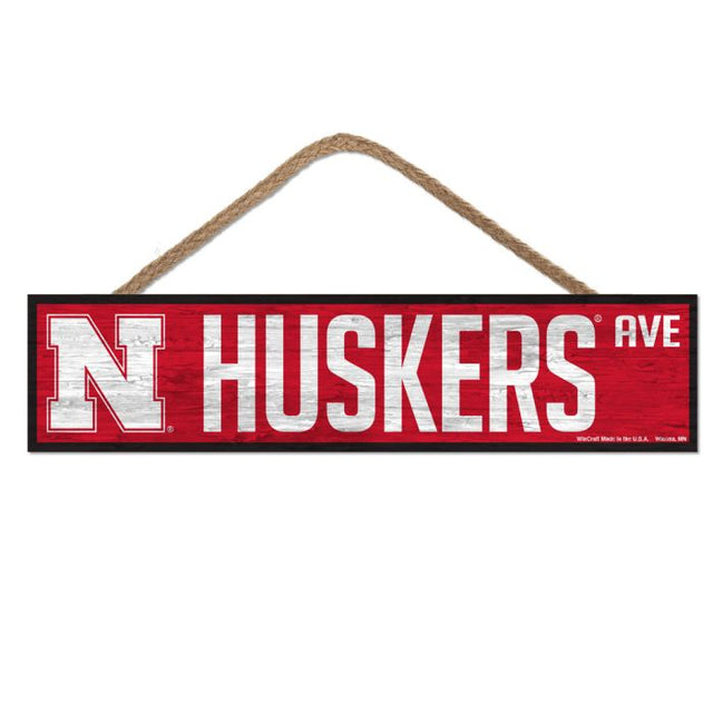 Letrero de madera de los Nebraska Cornhuskers con cuerda, 4" x 17"