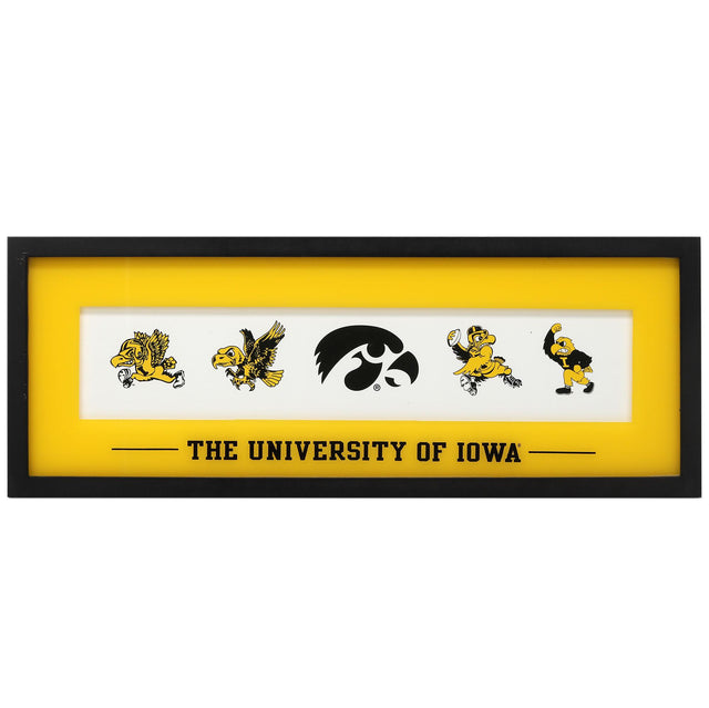 Decoración de pared enmarcada con el logotipo de la Universidad de Iowa