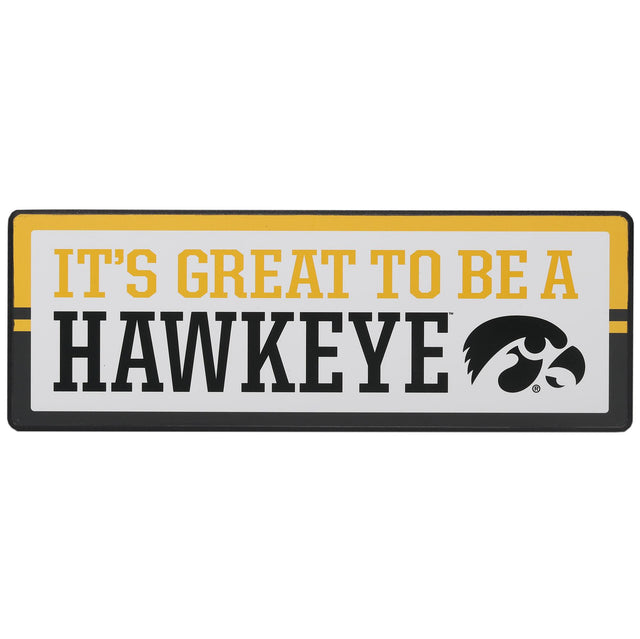 Decoración de pared de madera con el eslogan de los Hawkeyes de la Universidad de Iowa