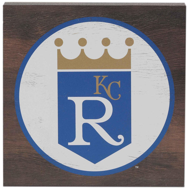 Decoración de pared con el logotipo de los Kansas City Royals en un bloque de madera