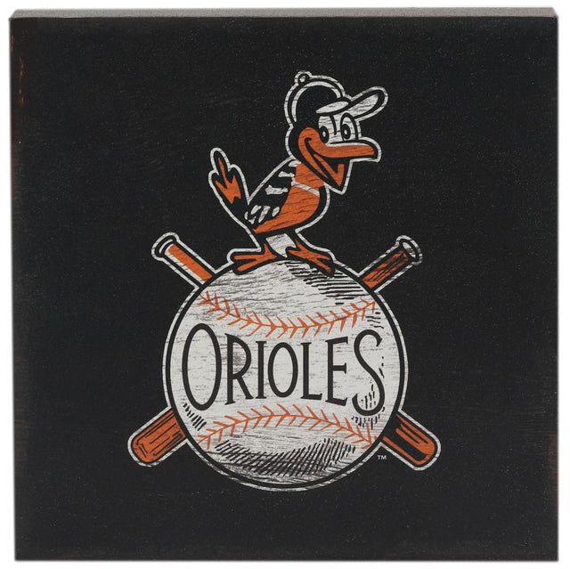 Decoración de pared con el logotipo de los Baltimore Orioles en un bloque de madera