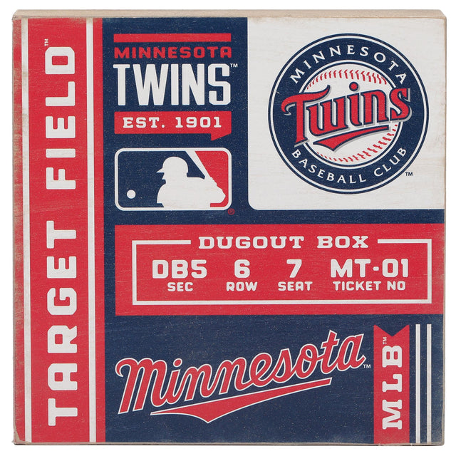 Decoración de pared de madera con entradas para el Target Field de los Minnesota Twins