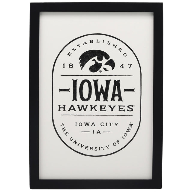 Decoración de pared enmarcada en madera con la insignia de la Universidad de Iowa