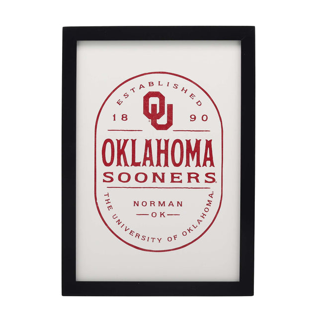 Decoración de pared enmarcada en madera con la insignia de la Universidad de Oklahoma