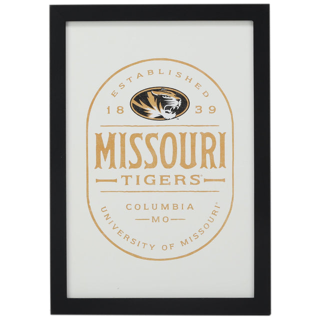 Decoración de pared enmarcada en madera con la insignia de la Universidad de Missouri