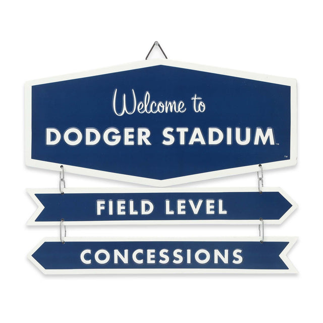 Letrero de metal para concesiones en el nivel del campo del estadio de los Dodgers de Los Ángeles