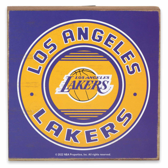 Decoración de pared de madera oscura con el logotipo de Los Angeles Lakers