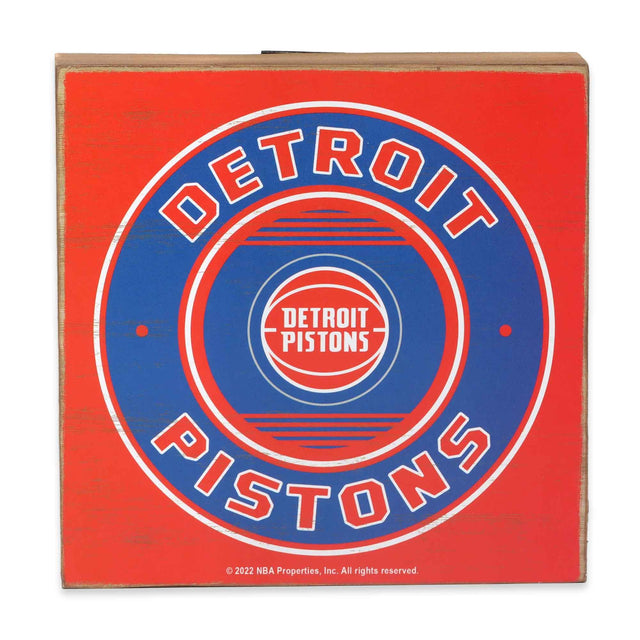 Decoración de pared de madera oscura con el logotipo de los Detroit Pistons