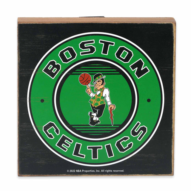 Decoración de pared de madera oscura con el logotipo de los Boston Celtics