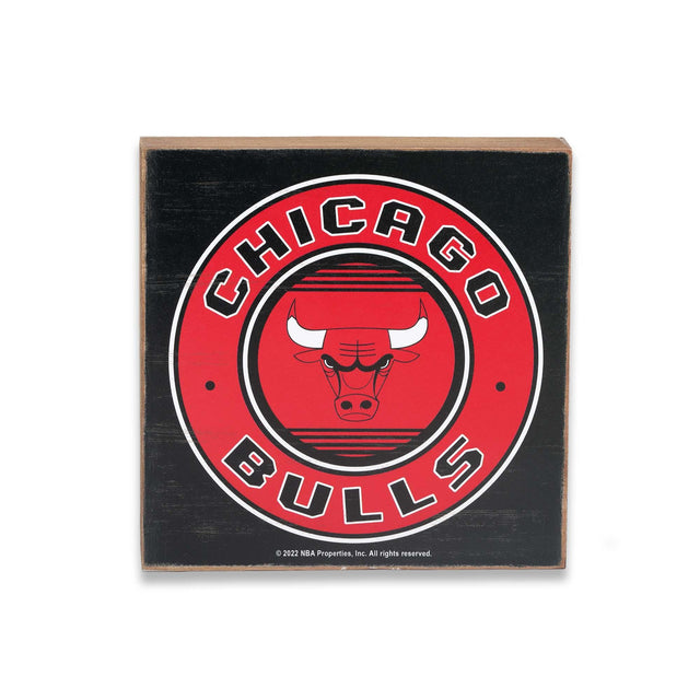 Decoración de pared de madera oscura con el logotipo de los Chicago Bulls