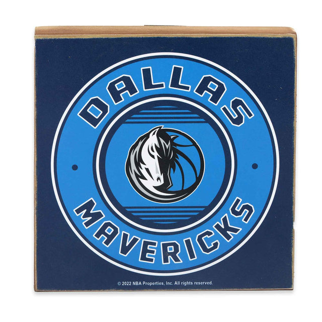 Decoración de pared de madera oscura con el logotipo de los Dallas Mavericks