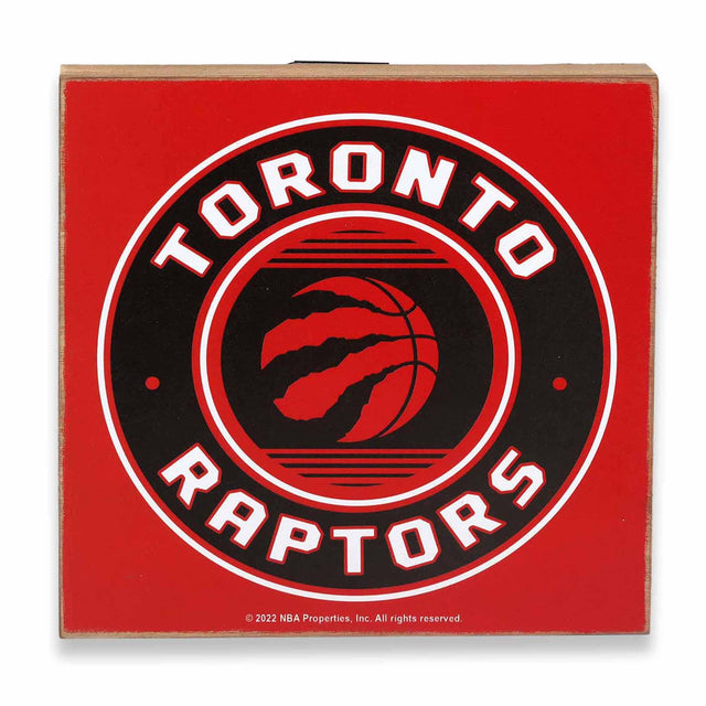 Decoración de pared de madera oscura con el logotipo de los Toronto Raptors