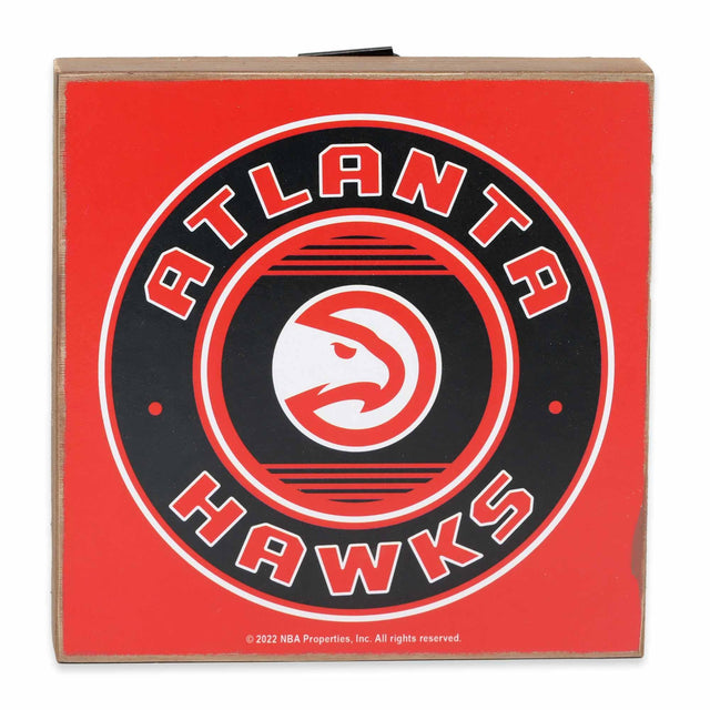 Decoración de pared de madera oscura con el logotipo de los Atlanta Hawks