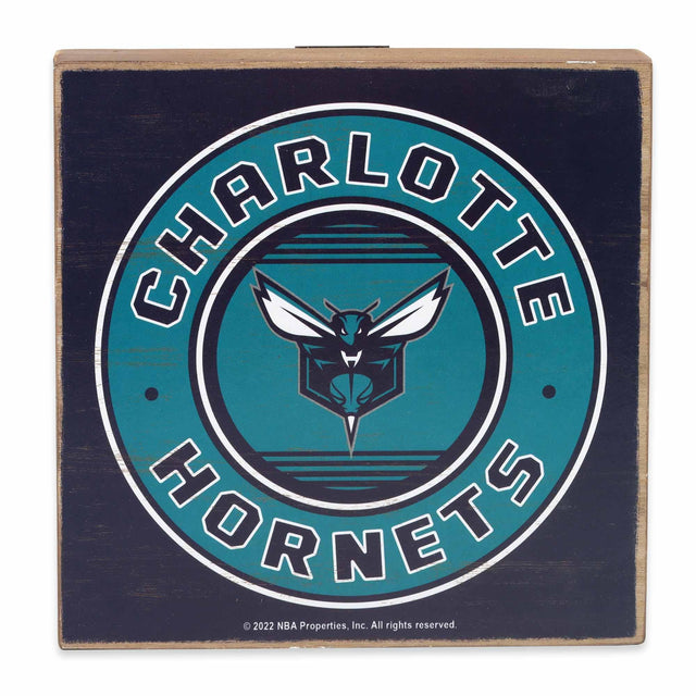 Decoración de pared de madera oscura con el logotipo de los Charlotte Hornets