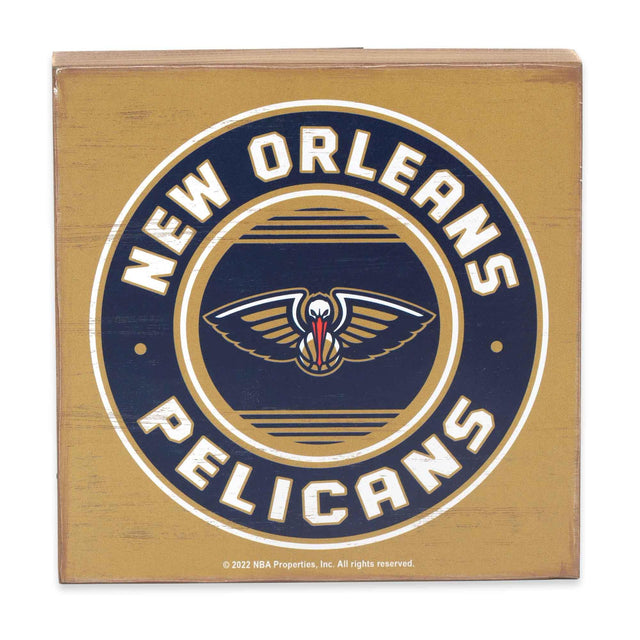 Decoración de pared de madera oscura con el logotipo de los New Orleans Pelicans