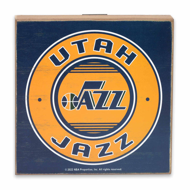 Decoración de pared de madera oscura con el logotipo de Utah Jazz